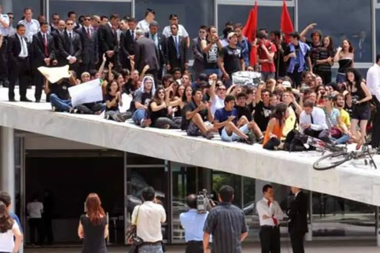Os estudantes protestam na rampa Planalto e reclamam da "ditadura parlamentar" (AGÊNCIA BRASIL)