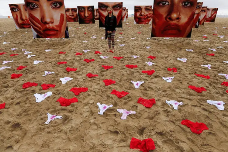 
	Protesto da ONG Rio de Paz contra o abuso sexual em Copacabana: as pe&ccedil;as de roupa representam a quantidade de mulheres estupradas no Brasil a cada 72 horas
 (Sergio Moraes/ Reuters)