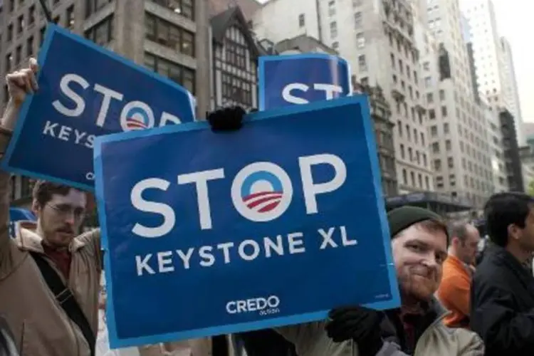 Ativistas protestam contra o projeto de construção do oleoduto Keystone XL, em Nova York (Don Emmert/AFP)