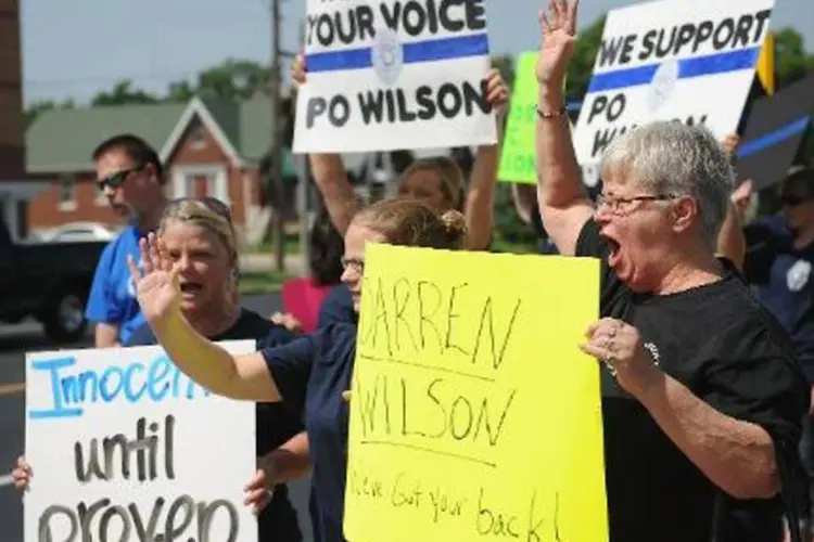 Manifestantes protestam em apoio ao policial Darren Wilson, envolvido na morte do jovem negro Michael Brown, Ferguson (Michael B. Thomas/AFP)