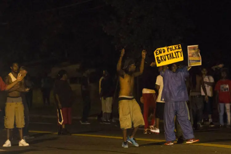
	Protesto nos EUA: Centenas de manifestantes voltaram a ocupar a avenida West Florissant de Ferguson, o epicentro dos protestos
 (Mario Anzuoni/Reuters)