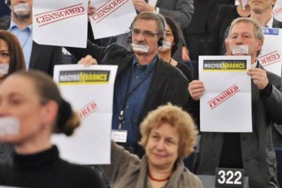 Eurocâmara protesta contra lei de imprensa de premier húngaro