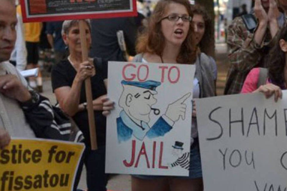 Feministas protestam em tribunal de Manhattan contra DSK