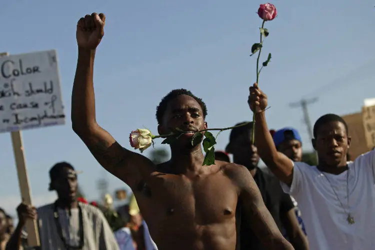 
	Pessoas protestam pela morte do jovem negro Michael Brown, em Ferguson, EUA
 (Joshua Lott/Reuters)