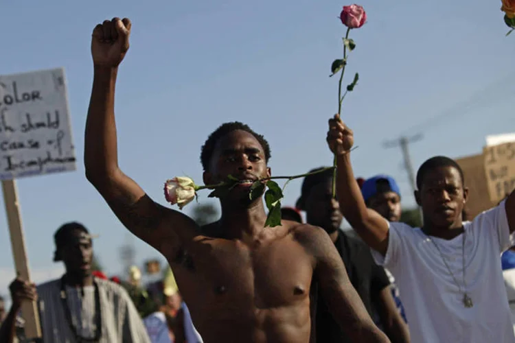 Protesto em Ferguson: líderes comunitários, políticos e autoridades municipais redobraram os apelos pela volta da ordem (Joshua Lott/Reuters)