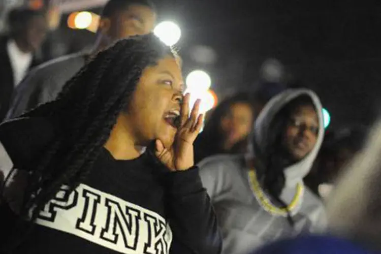 
	Manifestantes protestam em frente ao Departamento de Pol&iacute;cia de Ferguson: a morte provocou uma onda de protestos e confrontos nos EUA
 (Michael B. Thomas/AFP)