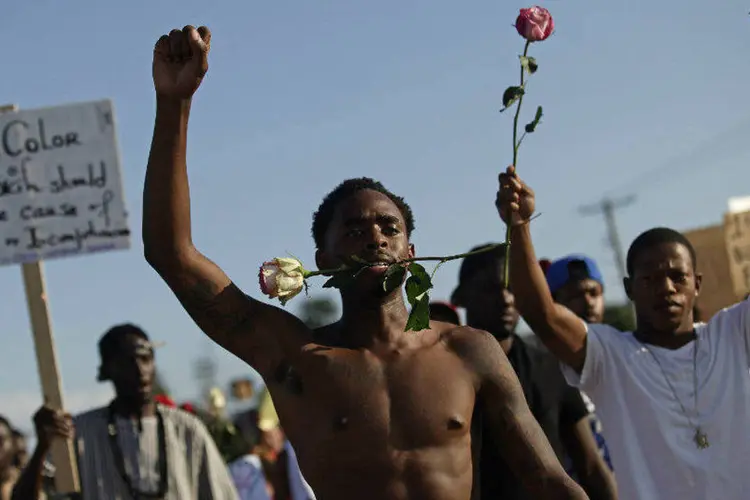 Pessoas protestam pela morte do jovem negro Michael Brown, em Ferguson, EUA (Joshua Lott/Reuters)