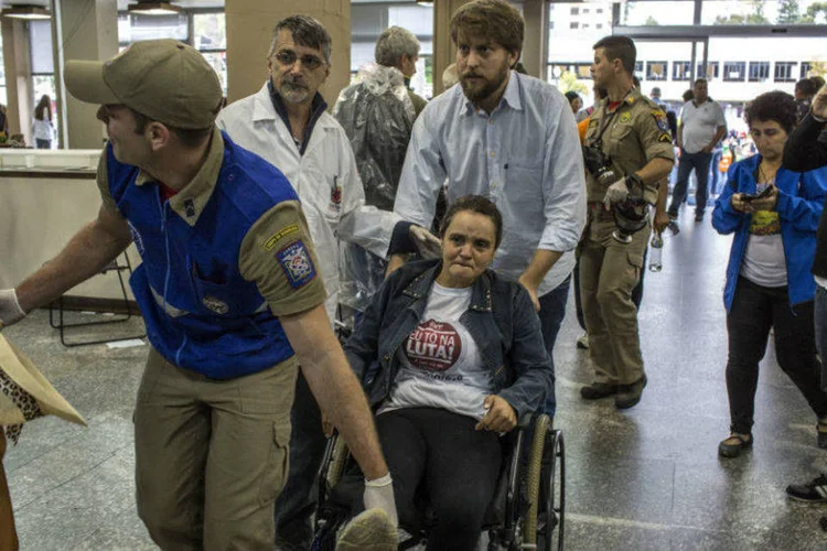 
	Mulher &eacute; atendida ap&oacute;s repress&atilde;o policial em protesto de professores em Curitiba
 (Everson Bressan/SMCS)