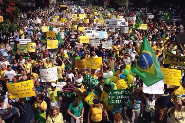 
	Manifestantes reunidos em protesto contra o governo Dilma: no PSDB, a ordem &eacute; incentivar a participa&ccedil;&atilde;o de filiados em todas as manifesta&ccedil;&otilde;es
 (Facebook/ Página oficial Aécio Neves)