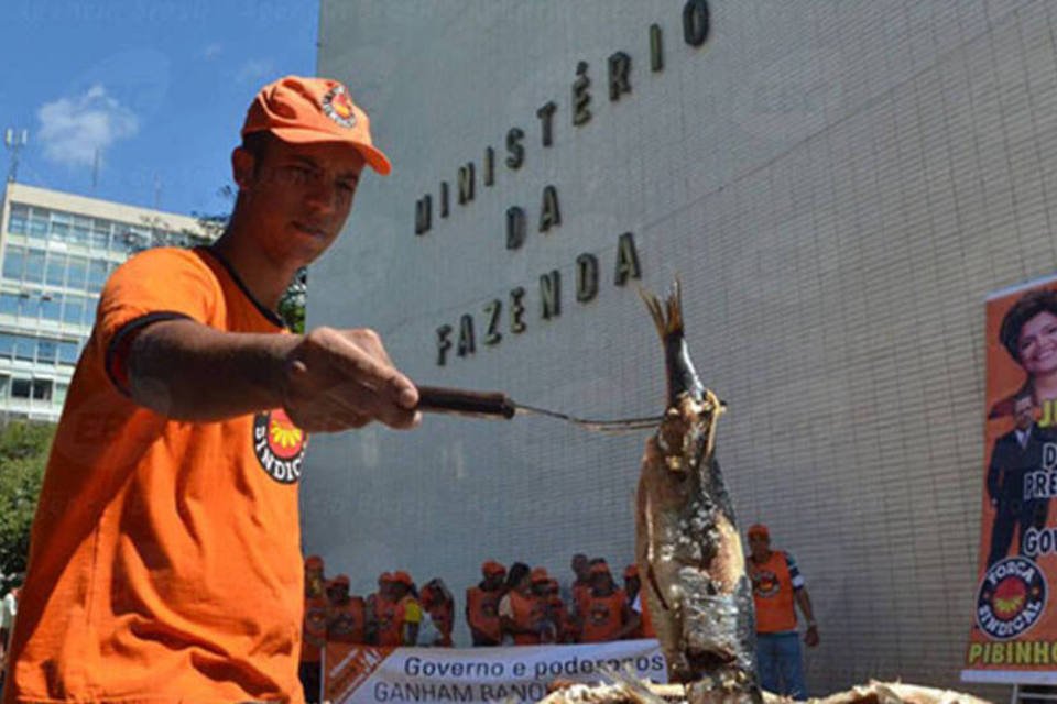 Força Sindical usa sardinha para protestar em Brasília