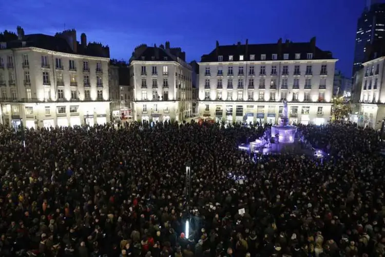 
	Protesto em Paris ap&oacute;s ataque ao jornal Charlie Hebdo
 (Stephane Mahe/Reuters)