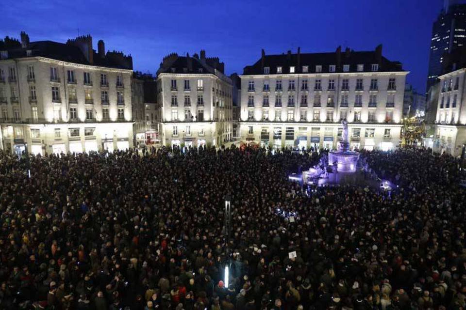 "Somos todos franceses": mundo condena ataque à liberdade