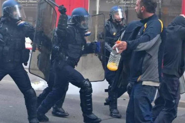 Policiais enfrentam manifestantes em protesto em Nantes, em 1º de novembro de 2014 (Georges Gobet/AFP)