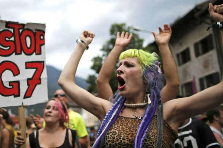 
	Manifestantes protestam contra G7: marcha ocorreu em meio a uma forte presen&ccedil;a policial
 (Christian Hartmann/Reuters)