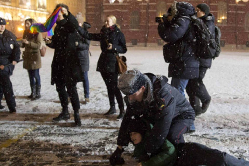 Manifestantes pró-direitos dos gays são detidos na Rússia