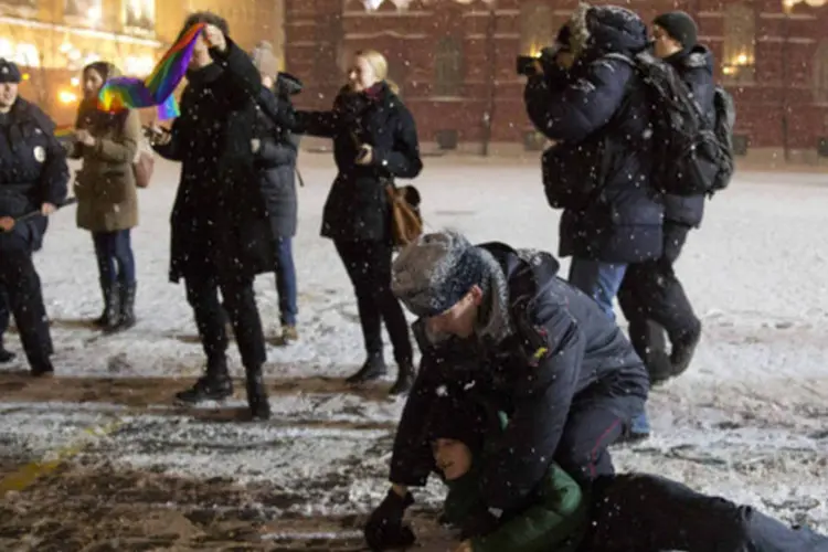 
	Policiais prendem ativistas pr&oacute;-direitos dos homossexuais durante um protesto na Pra&ccedil;a Vermelha, em Moscou
 (Yevgeny Feldman/Reuters)