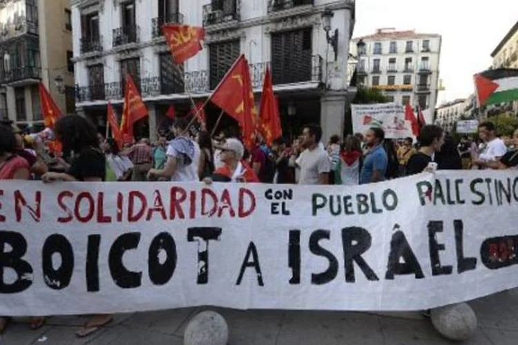 Manifestantes seguram uma faixa em que se lê: "Solidariedade ao povo palestino: Boicote a Israel", durante um protesto contra a ofensiva israelense em Gaza (Gerard Julien/AFP)
