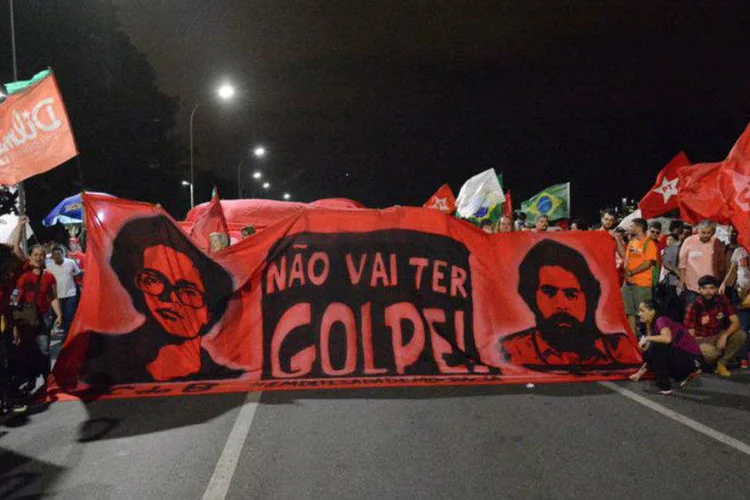 
	Contra impeachment: no momento do tumulto, policiais jogaram spray de pimenta para afastar os manifestantes
 (Wilson Dias/Agência Brasil)