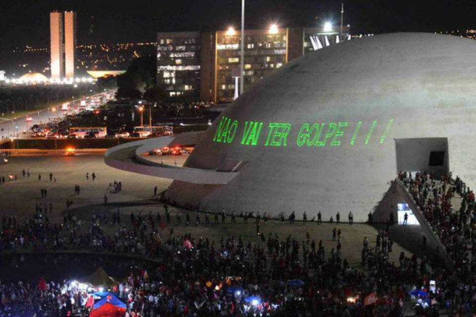 "Não vai ter golpe" é projetado no Museu da República