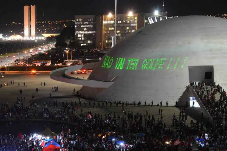 
	Protesto em apoio ao governo Dilma na Esplanada dos Minist&eacute;rios: canh&atilde;o de luz projetou frase &quot;N&atilde;o vai ter golpe&quot; no Museu da Rep&uacute;blica
 (Fabio Rodrigues Pozzebom/Agência Brasil)