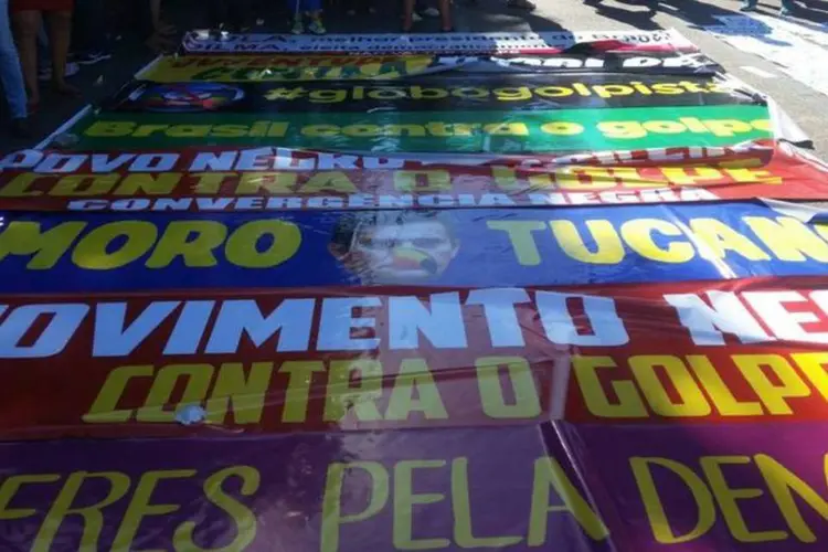 
	Manifesta&ccedil;&atilde;o contra impeachment em Salvador: cerca de 70 mil pessoas participaram de ato nesta sexta.
 (Sayonara Moreno/Agência Brasil)