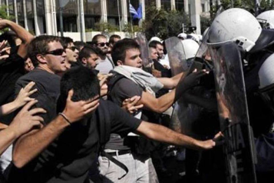Grécia corta 30 mil funcionários para reduzir déficit