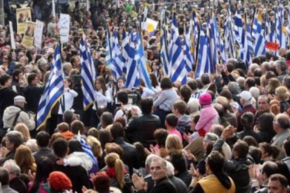 Milhares de manifestantes contra a política de austeridade na Grécia
