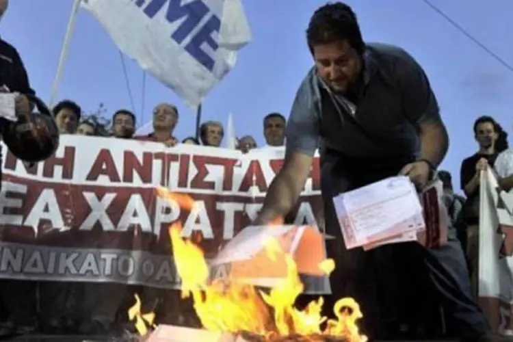 Funcionários gregos bloquearam vários ministérios em protesto pelo novo endurecimento do plano de ajuste (Louisa Gouliamaki/AFP)