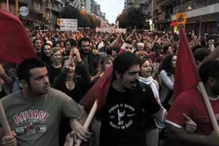 Multidão sai às ruas de Tessalônica para protestar contra medidas de Papandreou (.)