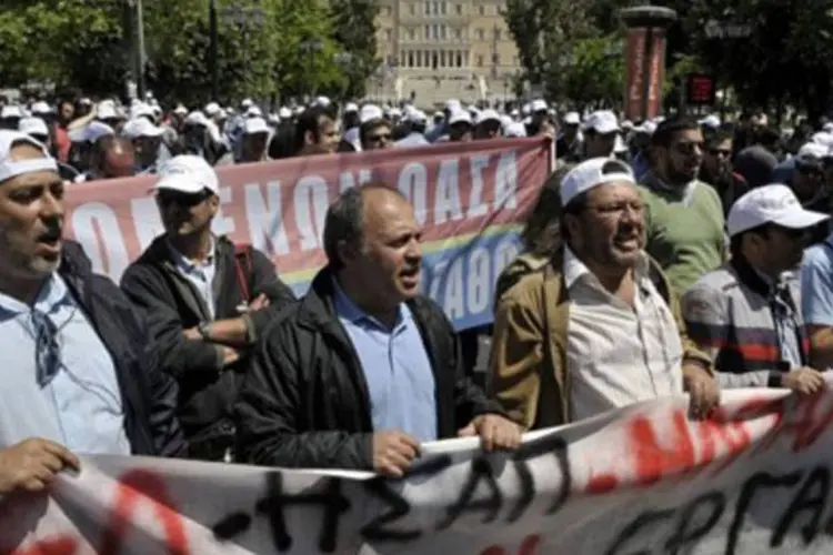 Manifestantes gregos protestam contra acordo com o FMI e a UE, diante da sede do Ministério das Finanças da Grécia (.)