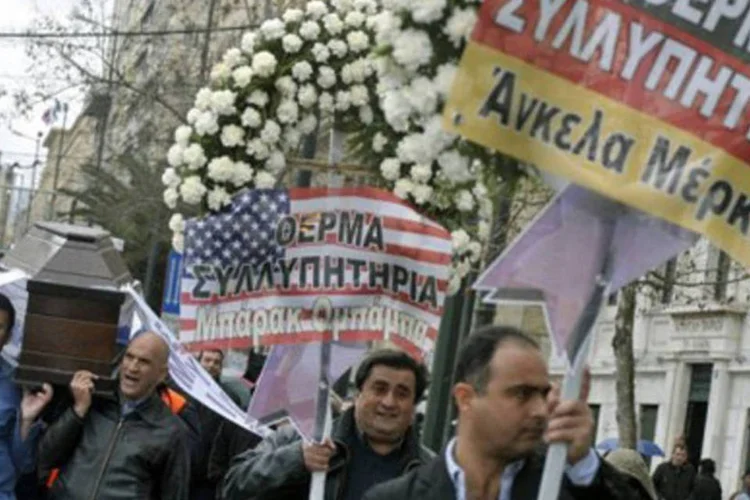 Gregos protestam contra a Alemanha e os EUA, em Atenas (.)