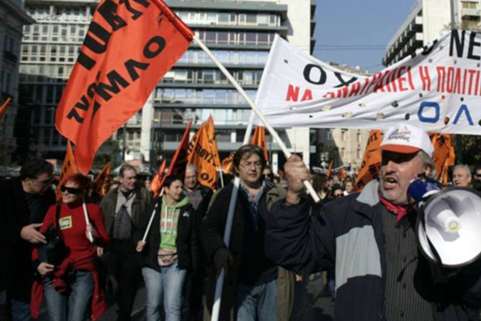 Greve geral e protesto contra medidas de austeridade reúnem 20 mil em Atenas