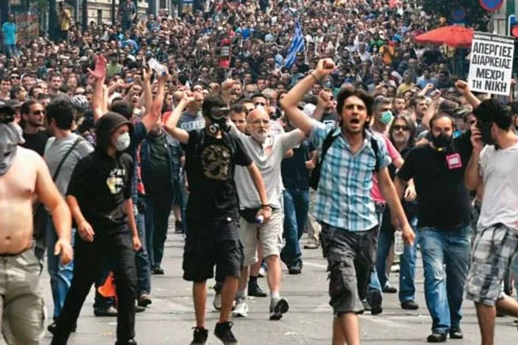 Incompreensão grega: protestos em Atenas contra aprovação de pacote de austeridade que elevou impostos e cortou gastos públicos (Louisa Gouliamaki/AFP Photo)