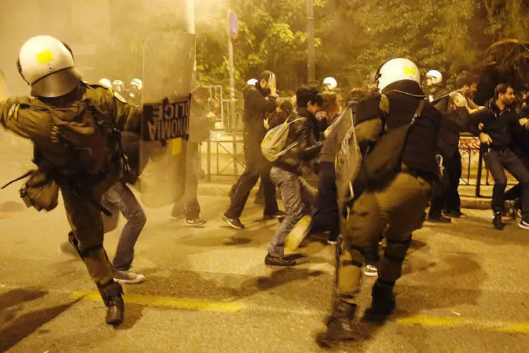 Ato na Grécia: polícia usou bombas de gás lacrimogêneo e granadas sob manifestantes (Yannis Behrakis/Reuters)