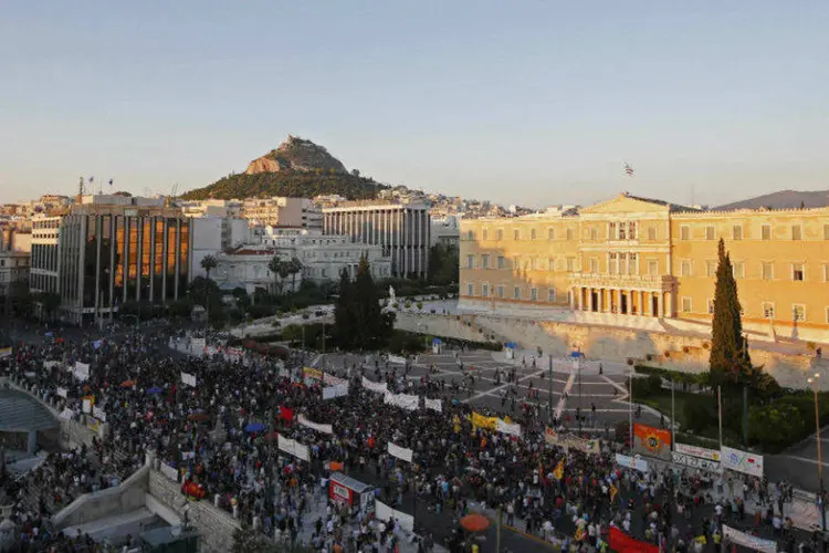 
	Protesto realizado na frente do parlamento da Gr&eacute;cia, em Atenas, durante o debate sobre a aprova&ccedil;&atilde;o do pacote de medidas
 (REUTERS/Jean-Paul Pelissier)