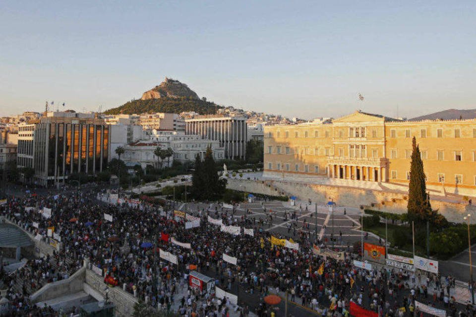 Milhares protestam em Atenas contra aprovação de reformas