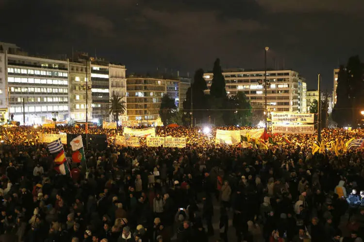 
	Milhares de gregos participam de protesto pr&oacute;-governo em Atenas
 (Yannis Behrakis/Reuters)