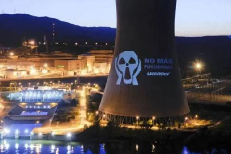 Mensagem do Greenpeace com os dizeres "sem mais Fukushima" em reator espanhol (Pedro Armestre/AFP)