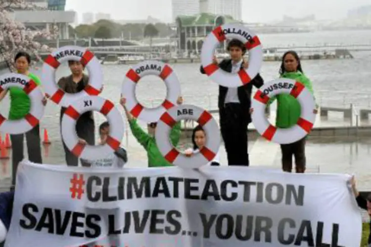 Protesto do Greenpeace em Yokohama, Tóquio, onde os especialistas do IPCC estão reunidos: custo pode chegar a bilhões de dólares em danos a ecossistemas (Yoshikazu Tsuno/AFP)