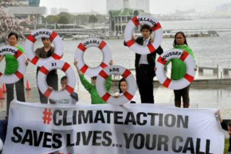Membros do Greenpeace protestam: efeitos da mudança climática já começam a ser notados e vão piorar com cada grau centígrado de aumento da temperatura (AFP)