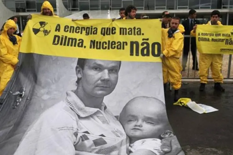 Protesto do Greenpeace contra energia nuclear: governo se propôs a dialogar (Antonio Cruz/ABr)