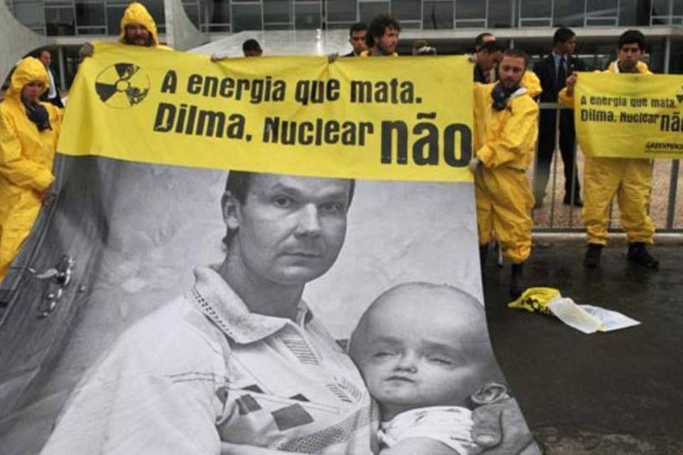 Greenpeace protesta contra energia nuclear no Brasil