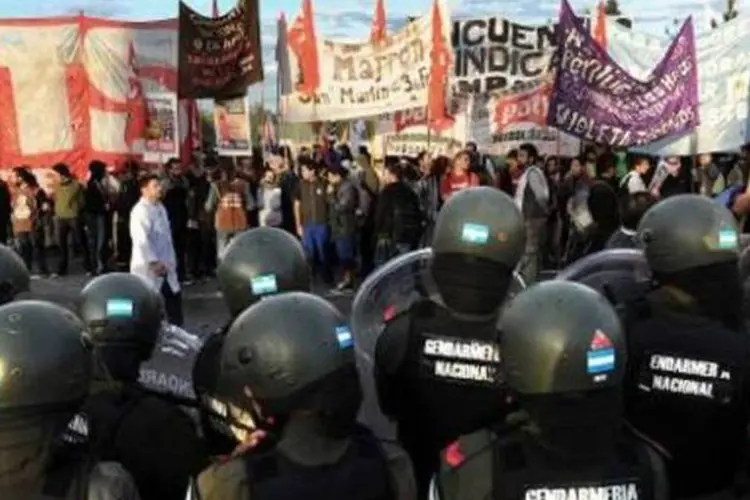 Manifestantes bloqueiam uma estrada em Buenos Aires: sindicatos que apoiaram a greve vão desde a centro-direita até a esquerda radical (AFP)
