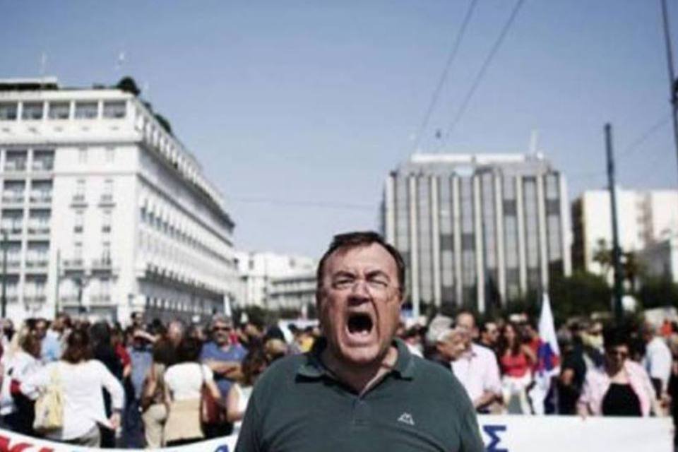 Grécia negocia para evitar a quebra e sindicatos fazem greve