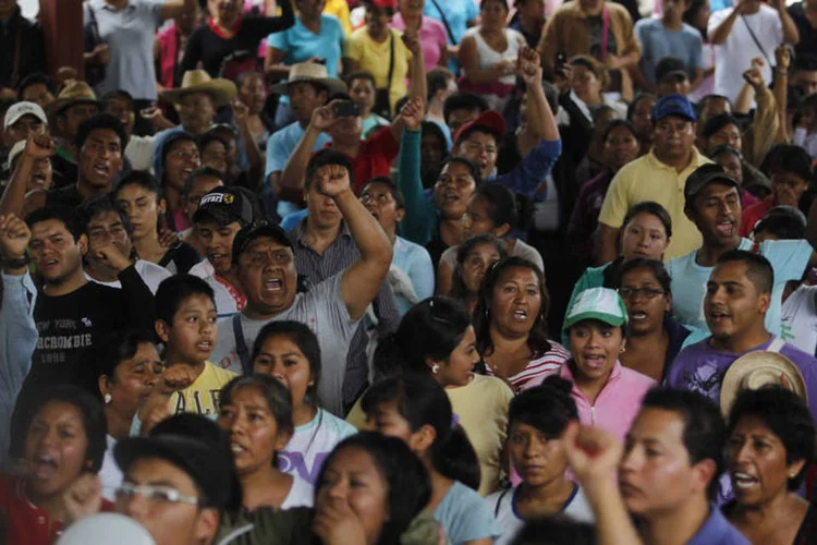 
	Pessoas protestam em Guerrero: grupos disputam o controle do tr&aacute;fico de drogas na regi&atilde;o
 (Jorge Dan Lopez/Reuters)