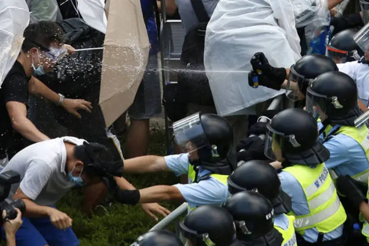 Polícia usa spray de pimenta em confronto com manifestantes no centro financeiro de Hong Kong (Bobby Yip/Reuters)