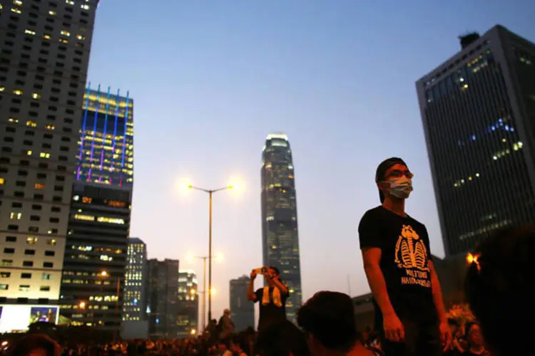 Hong Kong: manifestantes desafiaram salvas de gás lacrimogênios e investidas com cassetetes (Carlos Barria/Reuters)