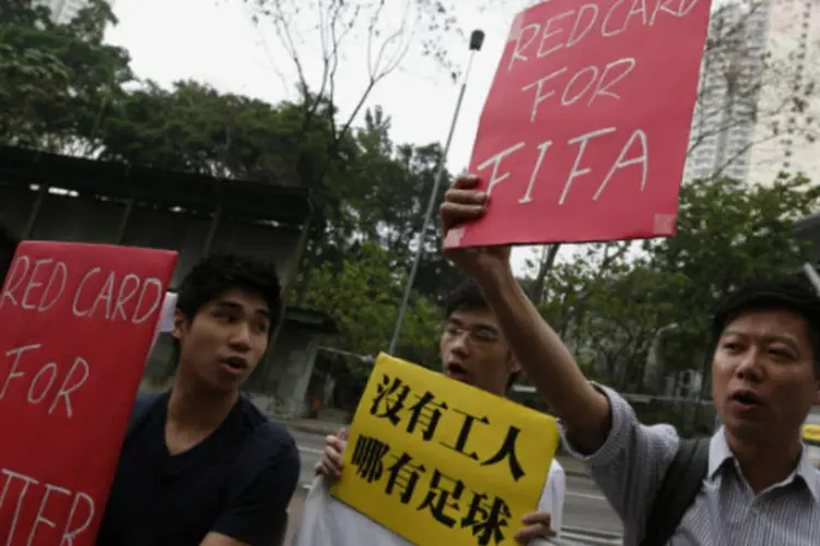 Protesto em Hong Kong cobra respeito da Fifa aos direitos trabalhistas: sindicatos e organizações não-governamentais denunciaram diversas vezes condições de trabalho de operários (Bobby Yip/Reuters)