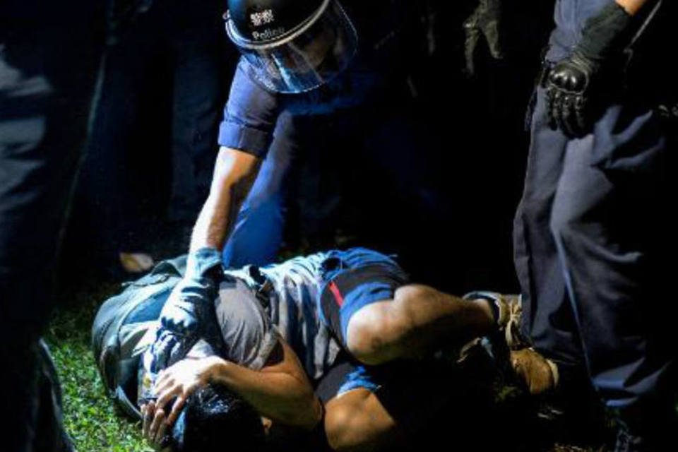 Policiais e manifestantes se enfrentam em Hong Kong