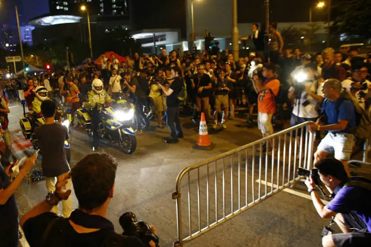 
	Manifestantes tentam bloquear avenida com cerca de metal em Hong Kong
 (Carlos Barria/Reuters)